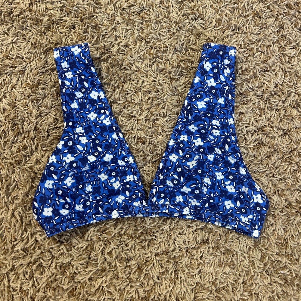 Aerie Blue and White Floral Bikini Top Size XS!